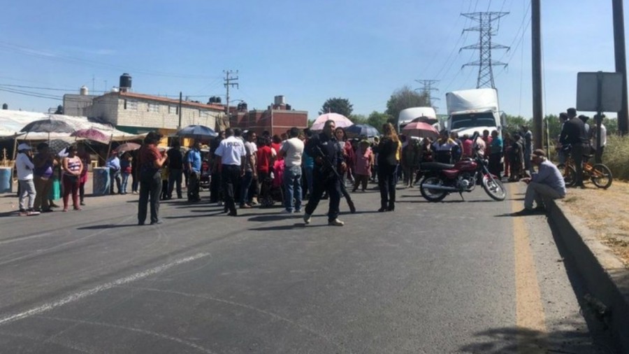 Cierran avenida por falta de agua en Ecatepec