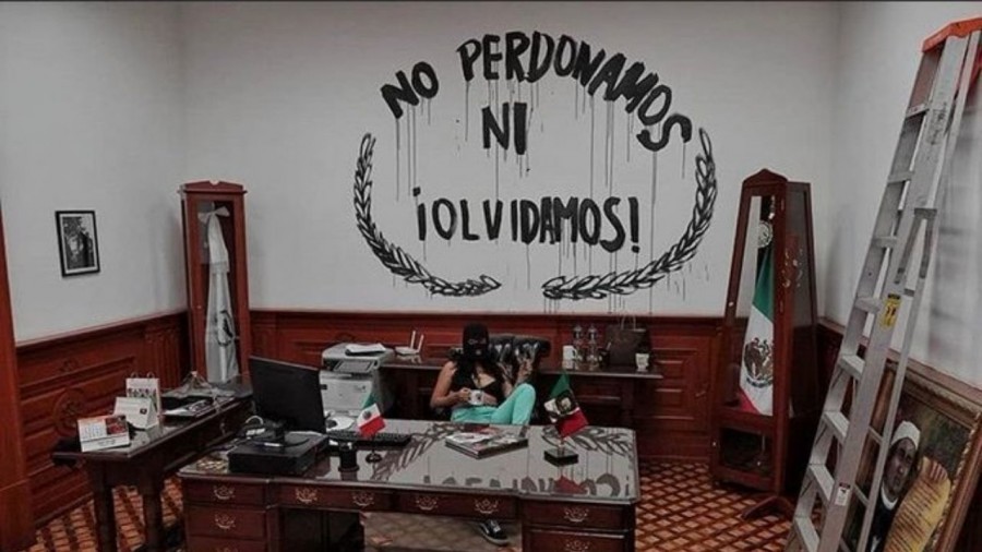 Cambian nombre a las instalaciones de CNDH y exigen renuncia de Rosario Piedra