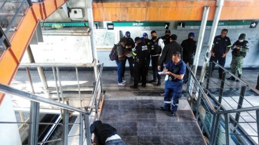 Por heridas de bala, muere un hombre en las escaleras del Metro