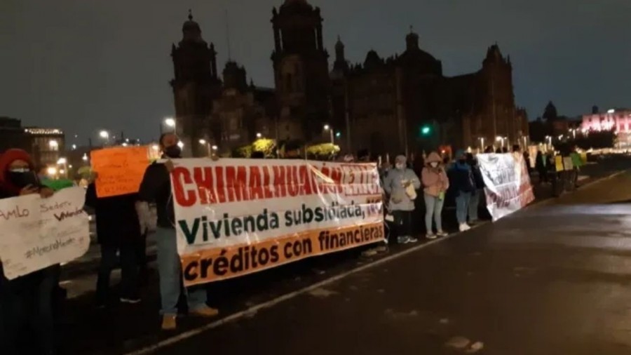 Habitantes de Chimalhuacán se manifiestan en el zócalo para exigir viviendas