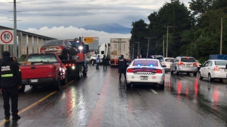 Tráiler se derrapa y choca en la México-Toluca