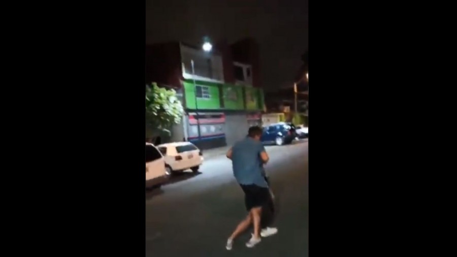 Sujeto golpea a mujer y agrede a joven que intenta ayudarla