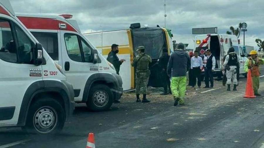 Registran volcadura de autobús de pasajeros en la México-Pachuca