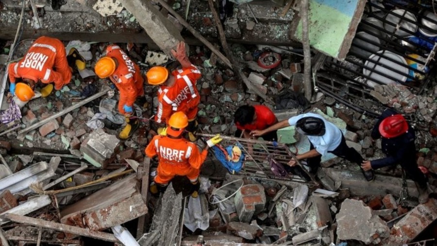 Colapsa edificio en la India, registran 15 muertos