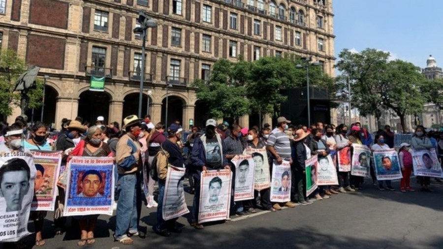Familiares de normalistas de Ayotzinapa protestan a las afueras de SCJN