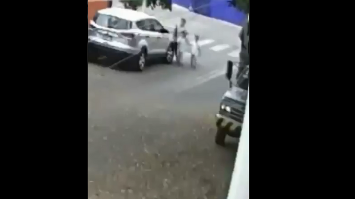 Captan a mujer cubriéndose con unos niños mientras raya coche en Azcapotzalco