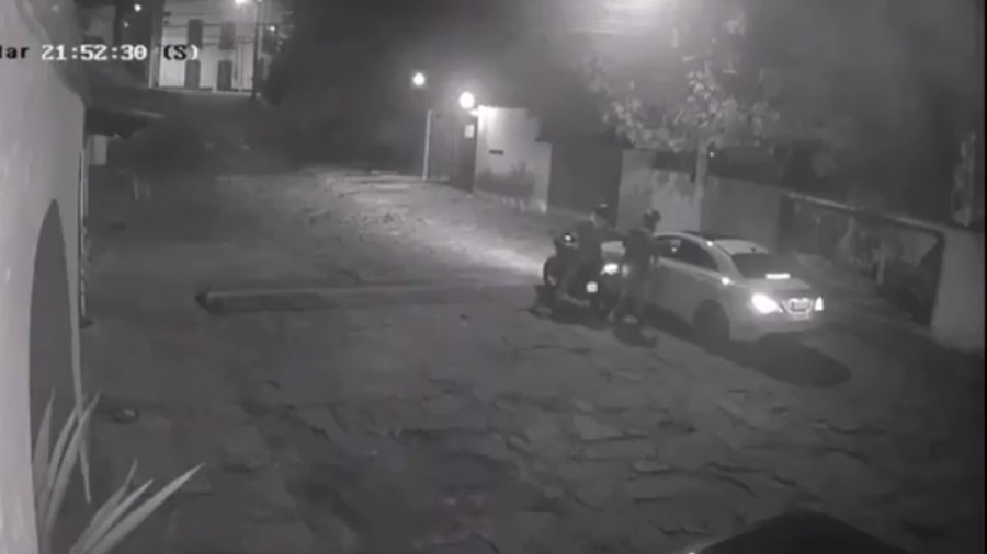 En dos minutos sujetos roban vehículo en Atizapán