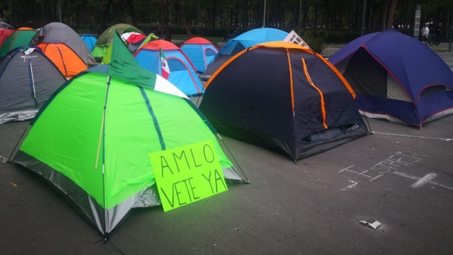 Continúan los campamentos de FRENAAA en el Zócalo