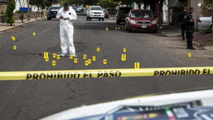 Matan a balazos a tres personas en casa de Chalco