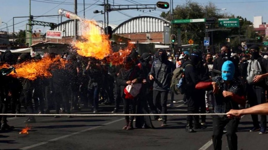 Encapuchados generan disturbios en marcha por la matanza de Tlatelolco