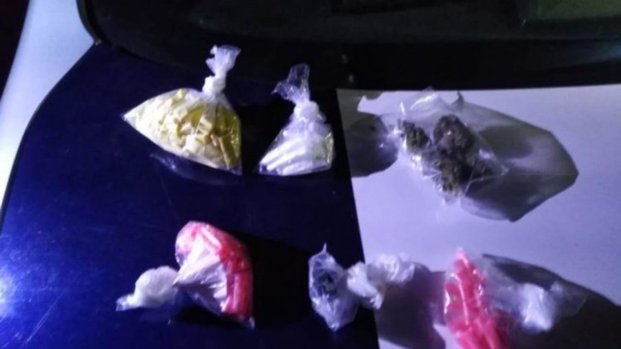 Detienen a dos sujetos en posesión de 127 envoltorios de droga