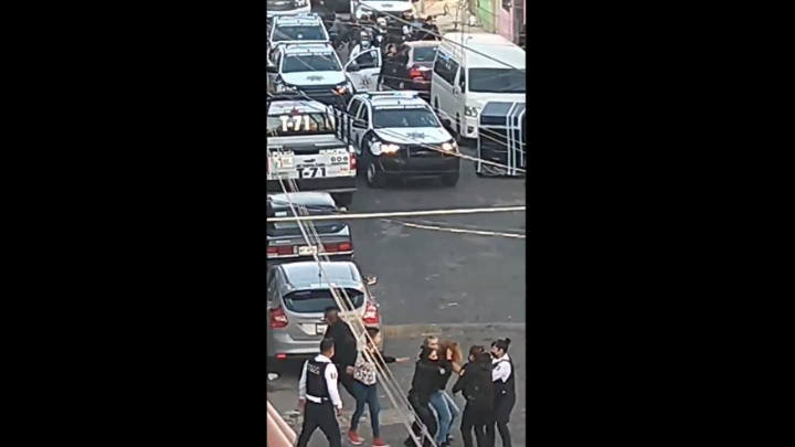 Policías de Nezahualcóyotl amedrentan a vecinos disparando al aire