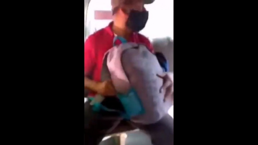 Captan a hombre masturbándose en el transporte público
