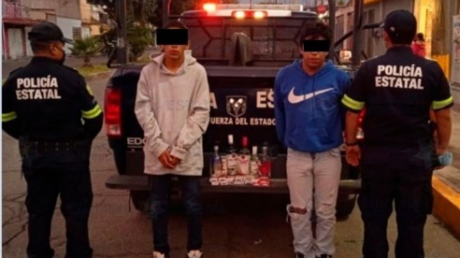 Capturan a dos presuntos ladrones de tienda de conveniencia en Coacalco