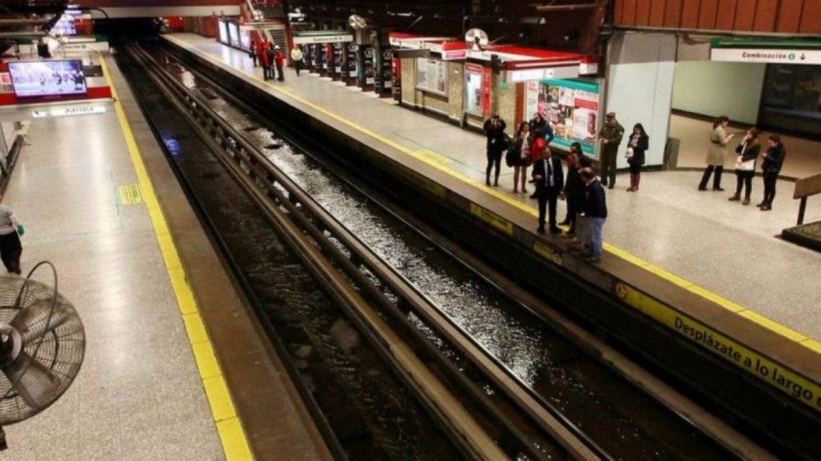 Muere persona en Metro Portales tras arrojarse a las vías