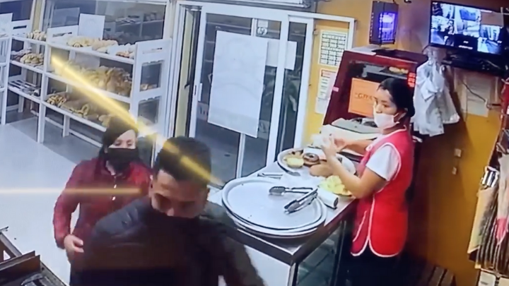 Finge ser cliente para robar en panadería de Toluca
