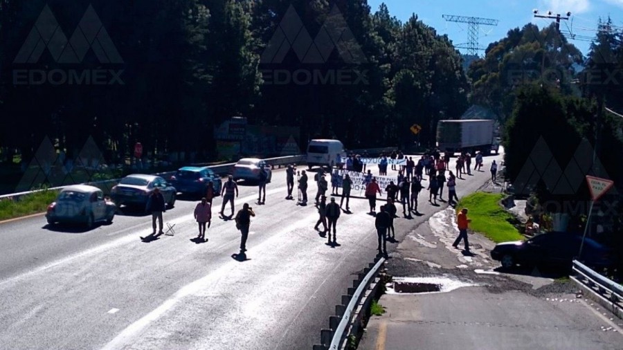 Comuneros bloquean la México-Toluca por obras del Tren Interurbano