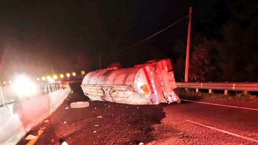 Vuelca pipa de gasolina en la México-Toluca