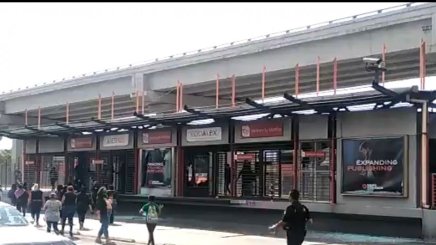 Feministas vandalizaron línea 1 del Mexibús