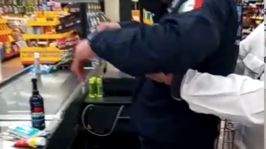 Captan a policía robando en una tienda de autoservicio