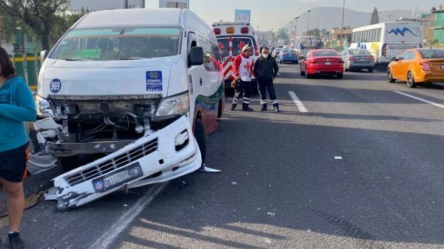 Combi sufre aparatoso accidente en la México-Pachuca