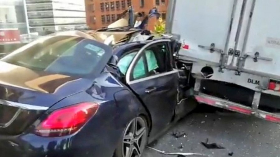 Automóvil queda prensado con camioneta en la México-Toluca