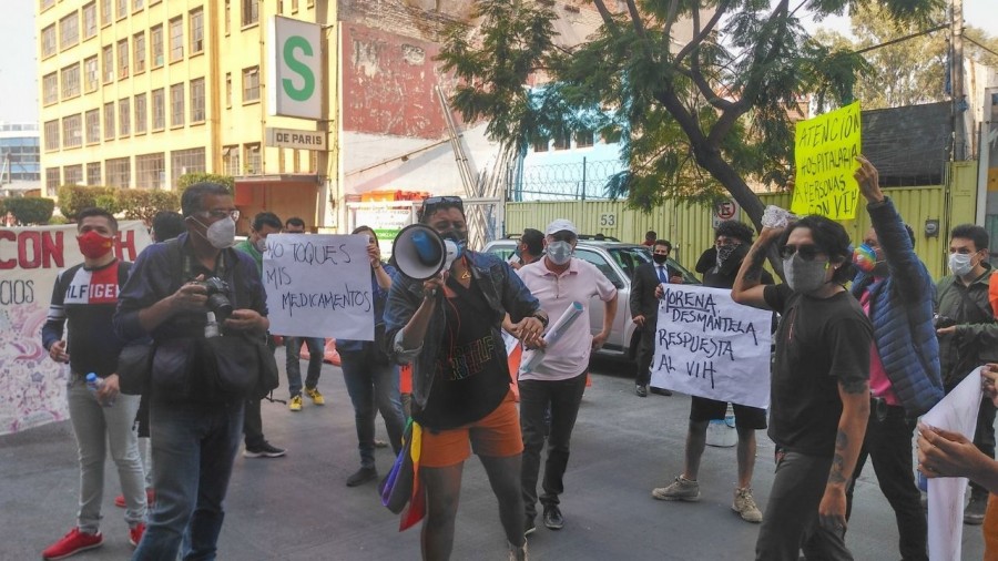 Pacientes con VIH reciben a huevazos eliminación de fideicomisos