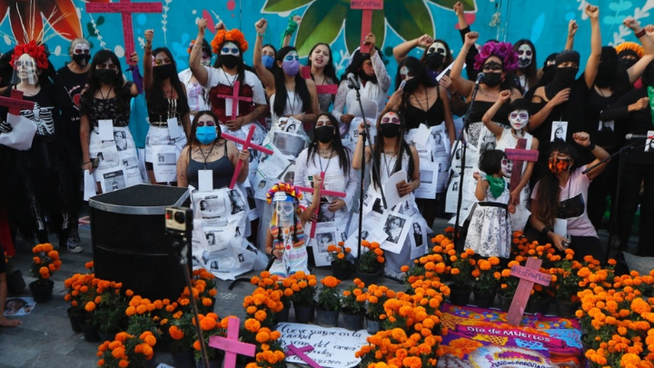 Feministas realizan quinta marcha de las catrinas en CDMX