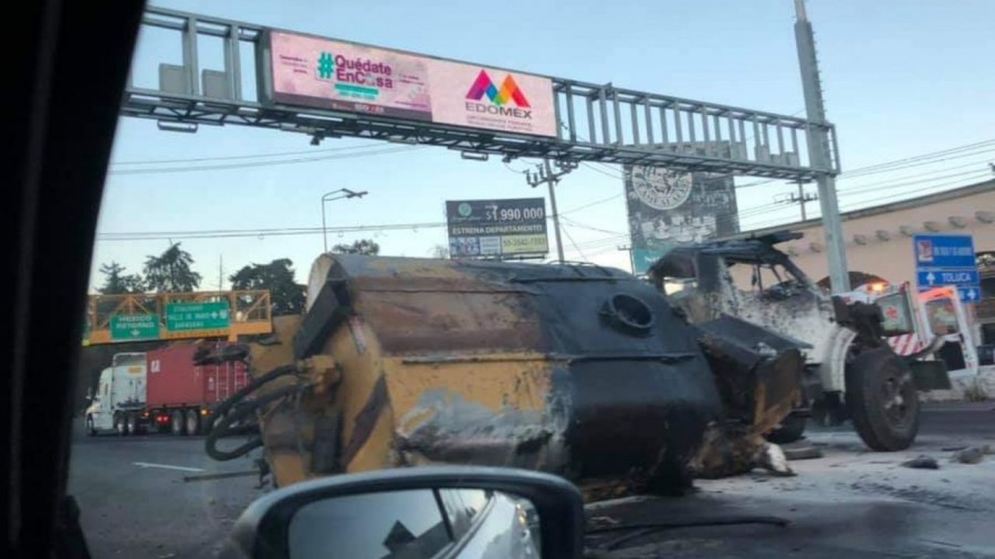 Volcadura de pipa en la México-Toluca deja dos lesionados