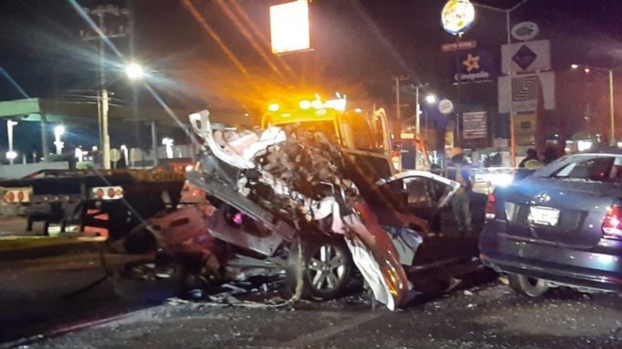 Camioneta se impacta con camión de basura en Tecámac