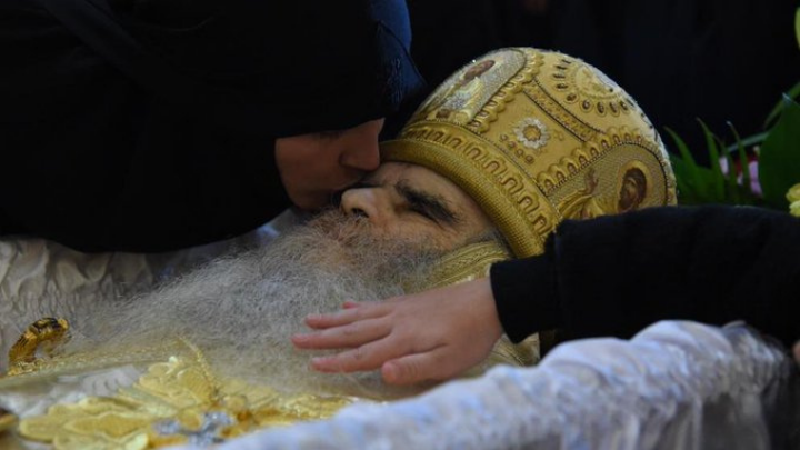 Dan último beso" a arzobispo de Montenegro muerto por covid-19"