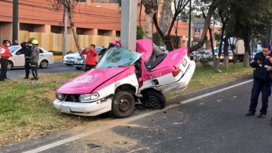 Conductor de taxi falleció tras chocar en Tlalnepantla