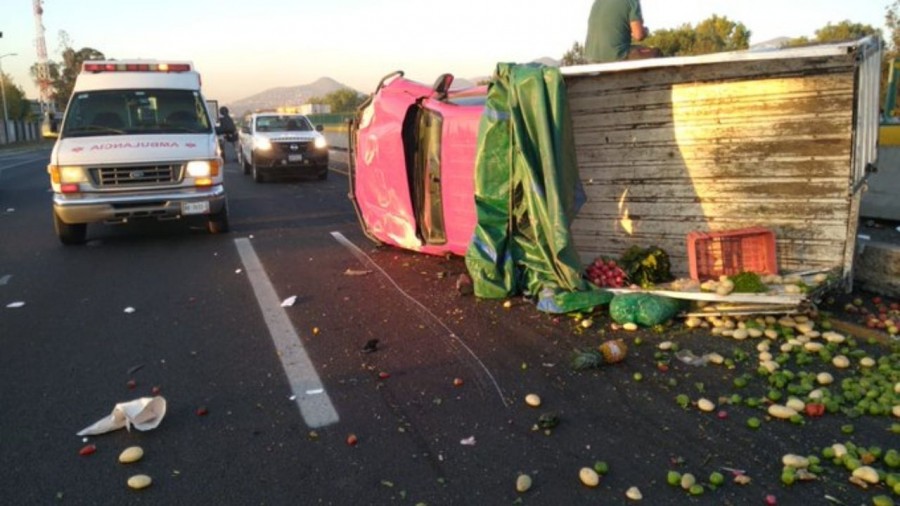 Camioneta con verduras vuelca en la México-Pachuca