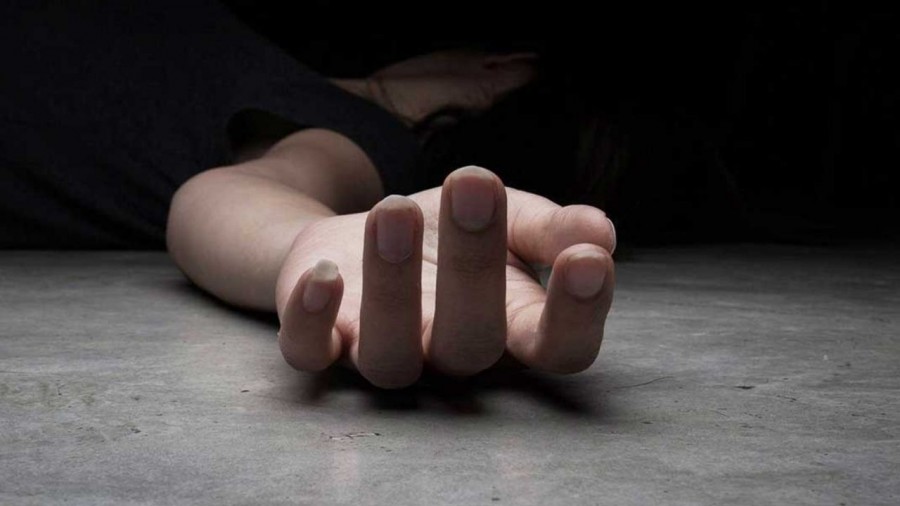 Frente a un jardín de niños, localizan cuerpo sin vida de una mujer
