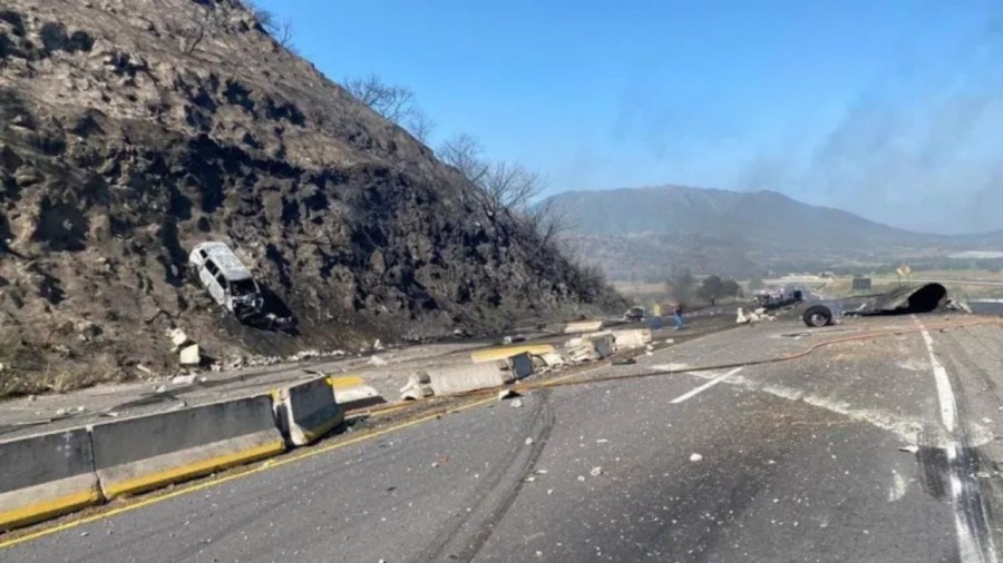 12 muertos en autopista Vallarta tras explosión de pipa