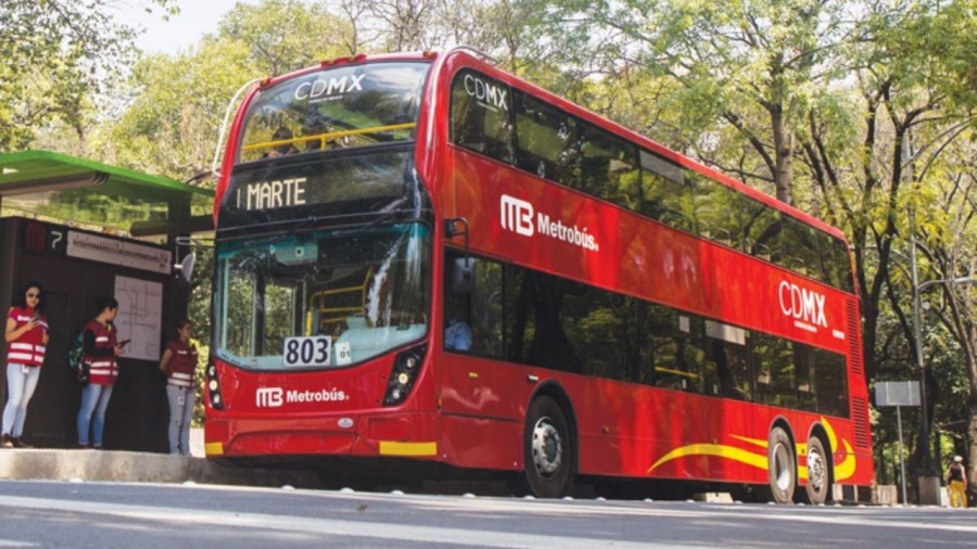 Sujeto olvida a su hijo dormido en el Metrobús