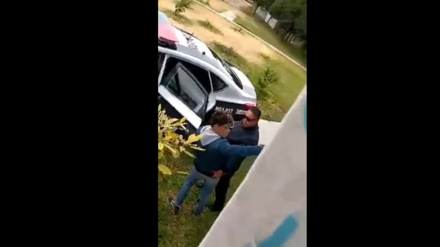Supuestos policías de Ecatepec amedrentan a joven