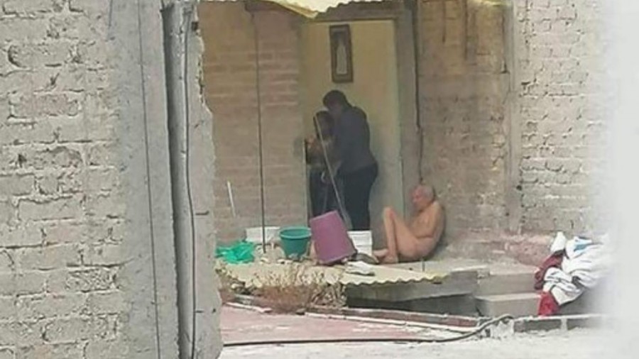 Maltratan, desnudan y sacan a abuelito en Nezahualcóyotl