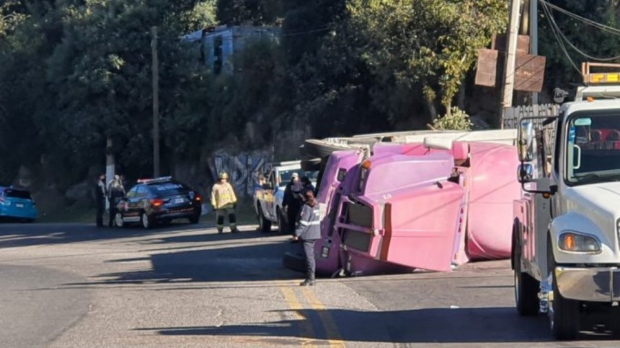 Exceso de velocidad provoca volcadura en la Naucalpan-Toluca
