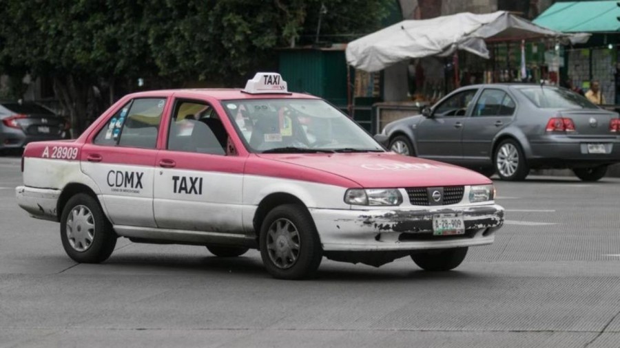 Taxista se da a la fuga tras chocar con auto en viaducto Tlalpan