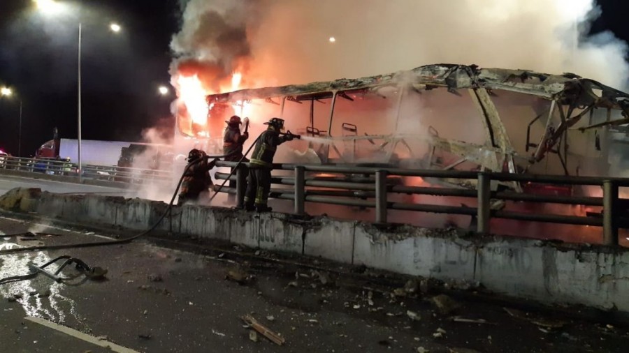 Autobús choca y se incendia en la México-Pachuca