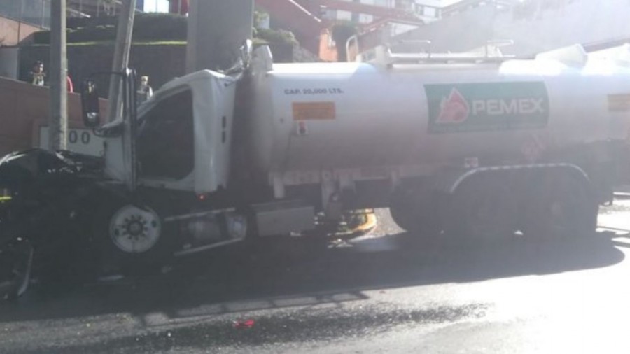 Pipa de Pemex choca en la Picacho-Ajusco; desalojan a 600 personas