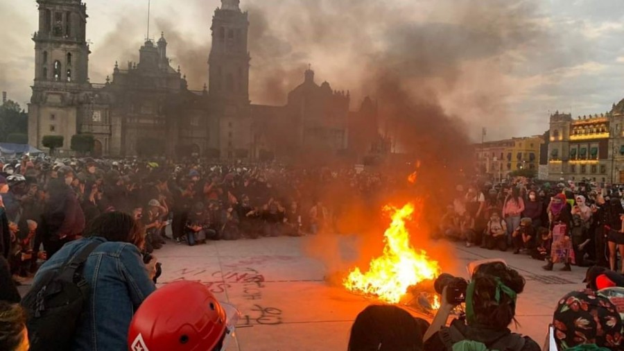 Feministas queman casas de campaña de FRENAAA y arman fogata