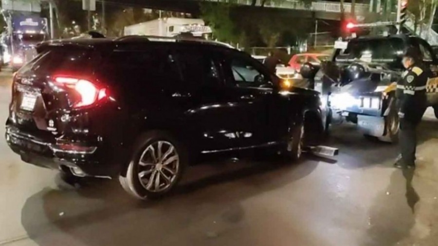 Intenta robar camioneta y termina estrellándose, en Naucalpan