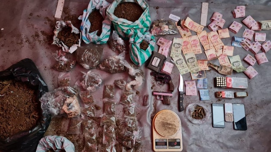 Hallan envoltorios con droga y armas durante cateo en Amecameca