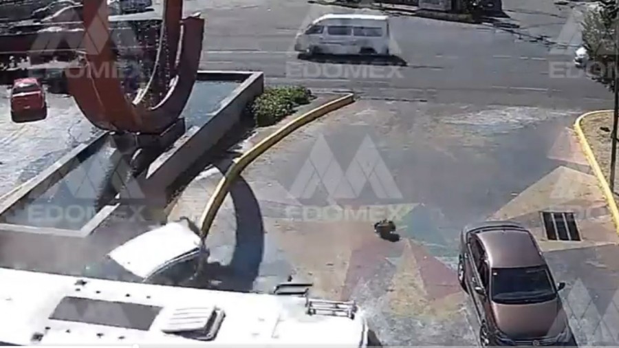 Autobús impacta a vehículo en Boulevard Adolfo López Mateos