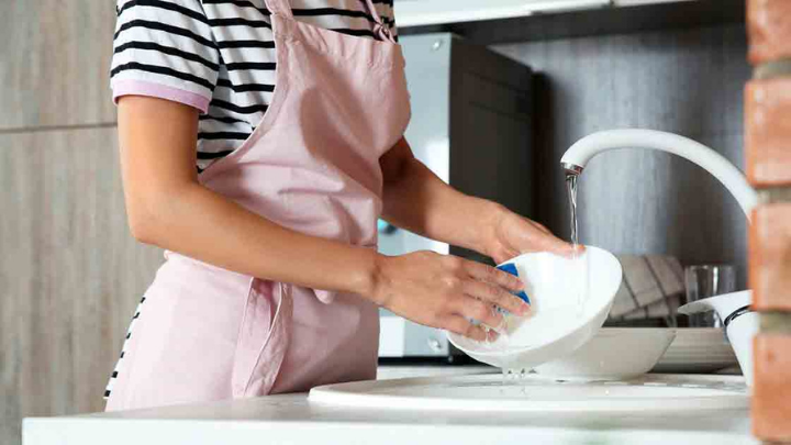 Más de 62 mil pesos anuales deberían ganar las mujeres por trabajo doméstico: INEGI