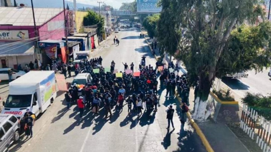 Policías de Los Reyes La Paz exigen aguinaldo mediante protesta