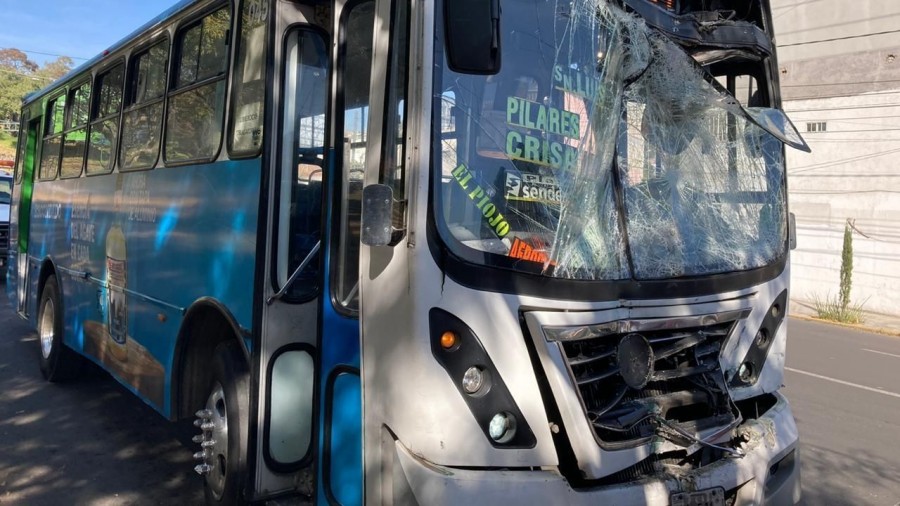 Aparatoso choque entre dos camiones del transporte público