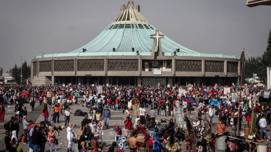 Feligreses agreden a Protección Civil en la Basílica de Guadalupe